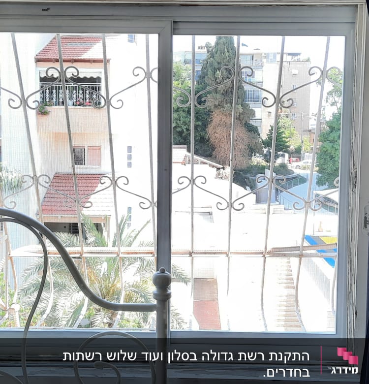 חלון אלומיניום עם סורגים דקורטיביים